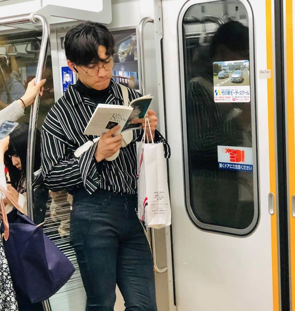 Đọc sách trên tàu điện ngầm
