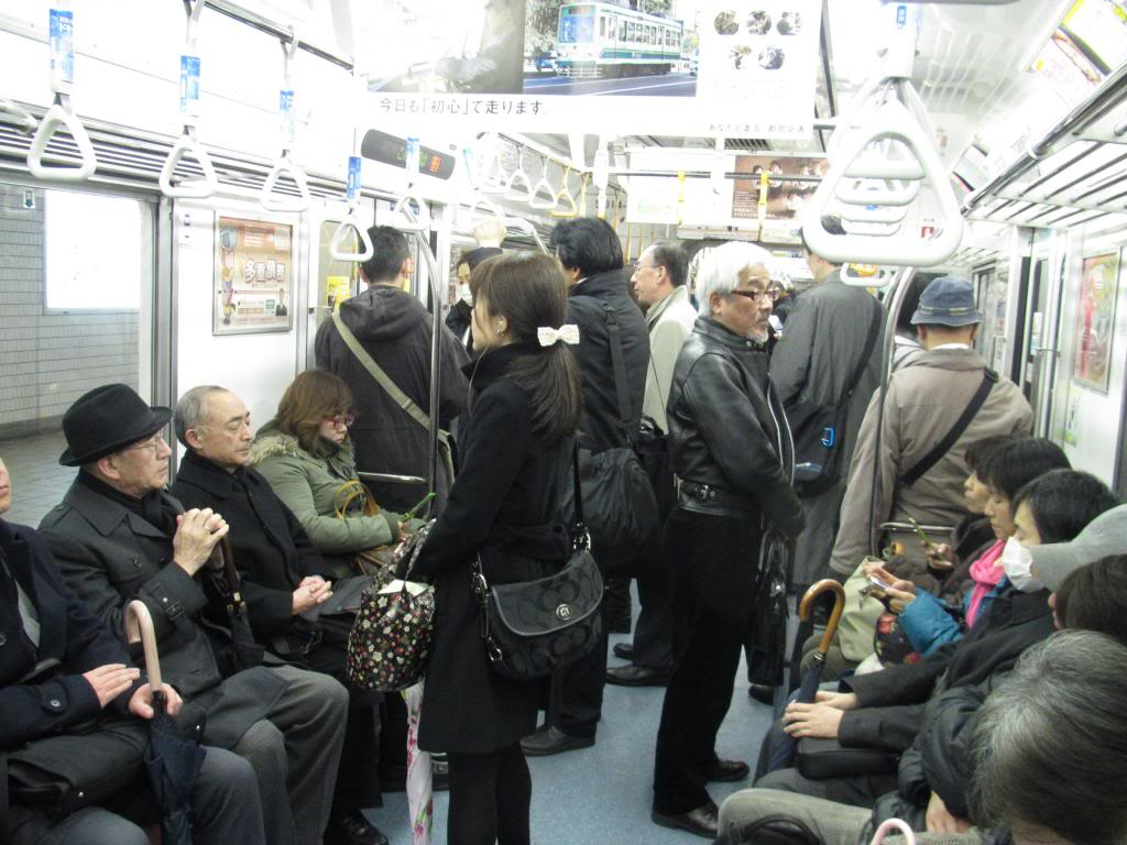 Không nhường ghế ở tàu điện ngầm nhật bản